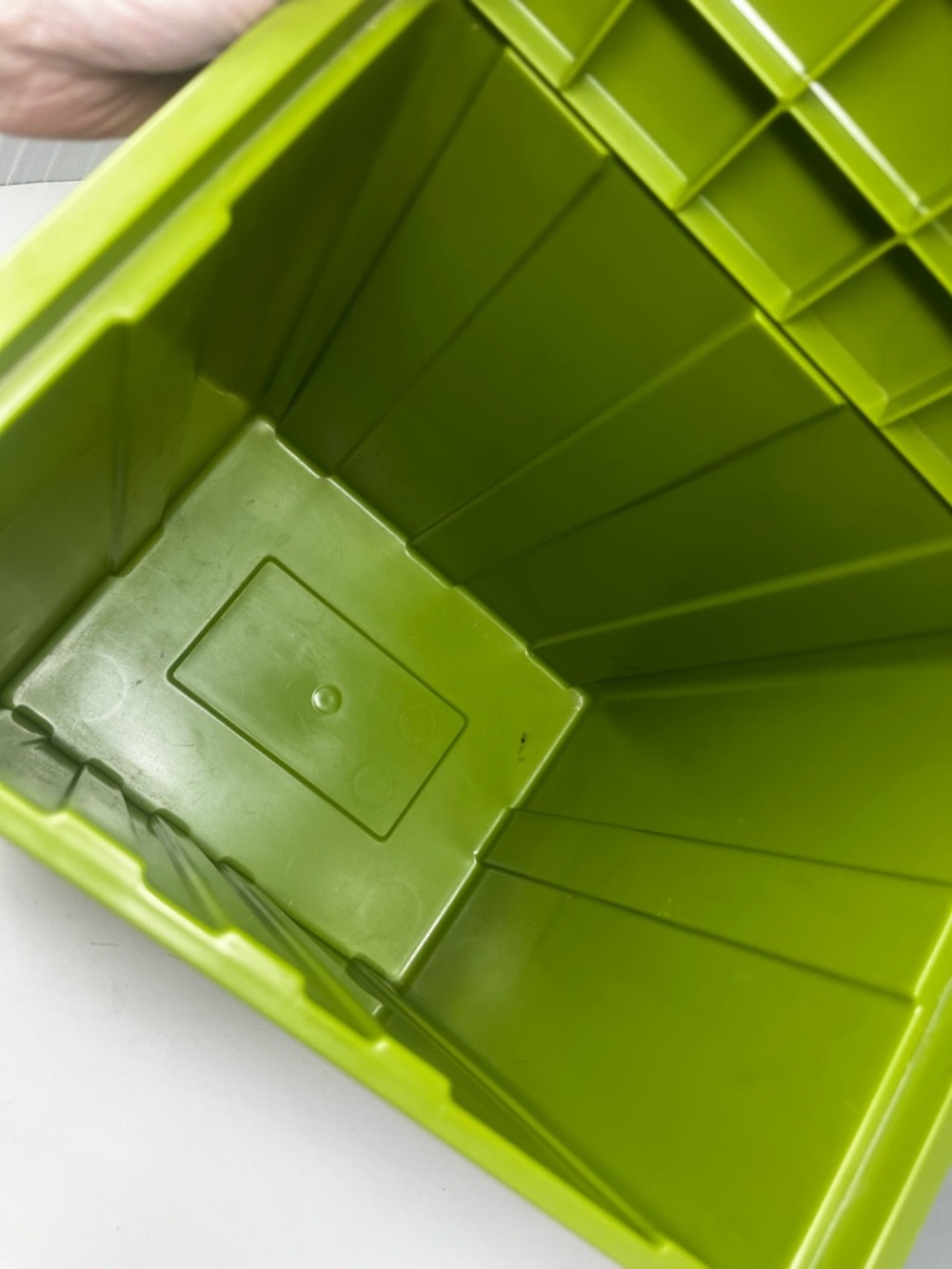 1960’s Fesco Y-123 Avocado Green Flip lid Wastebasket - Picture 4 of 10